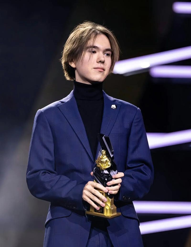 防换线机制更新：现在必须两名非打野英雄 才触发上路防御塔1000%伤害