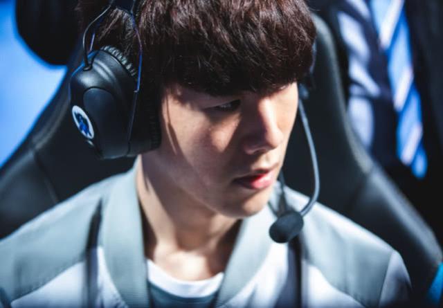 LANGX 真的是无法Carry！ wuming 的阿卡丽顺利切入 Puff ，微笑战队 1-0 Puff 战队