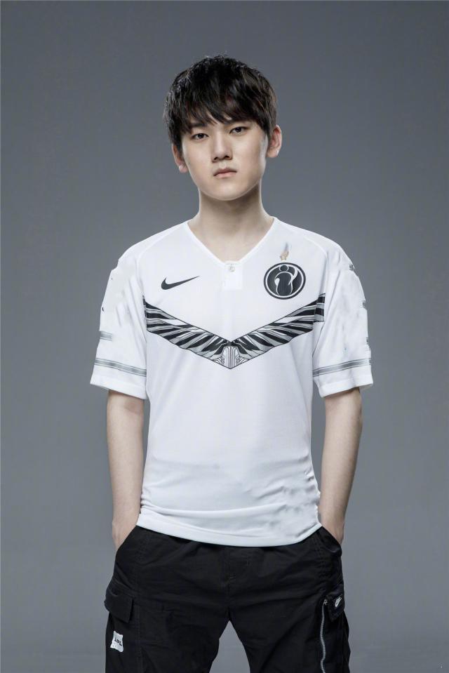 FNC队内有分歧，离队上单与AD长文互喷